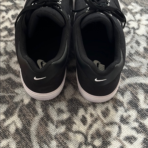 Men’s Nike Shoes - Picture 3 of 4